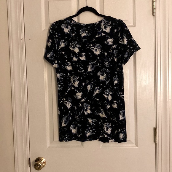 Ellen Tracy Navy & White Tee M - w/pinking shear trim edges in the sides & back - Picture 4 of 4